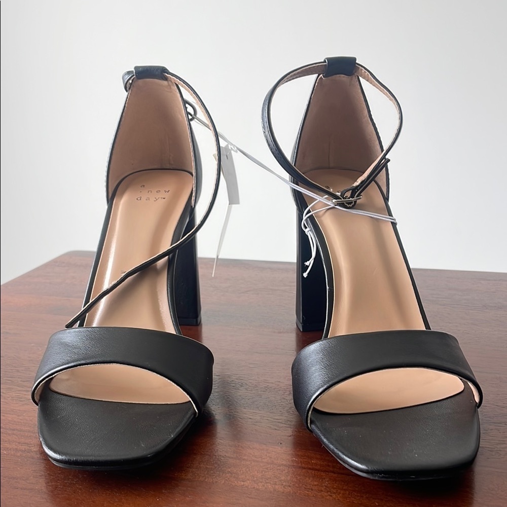 A new day heel Elegant strappy Black Block Shelly Heel Shoe New Size 11